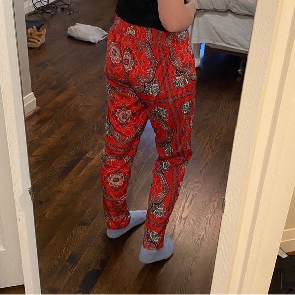 Beautiful breathy ASOS pants in a bandana print - Picture 2 of 4